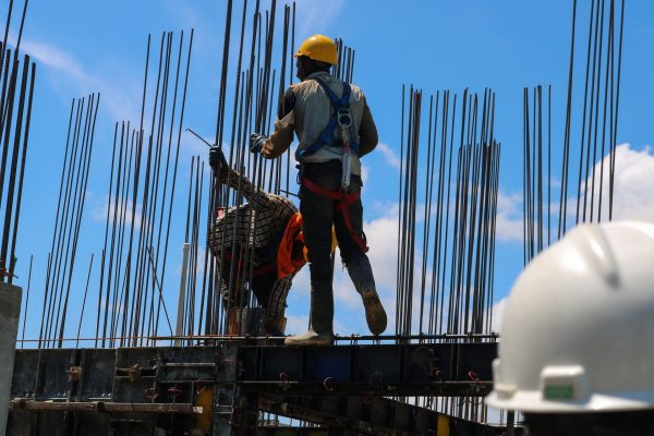 hombres construyendo